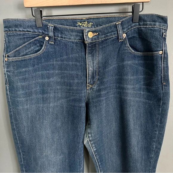 Old Navy Women's The Flirt Bootcut Dark Wash Jeans. Size 16 - Picture 2 of 9